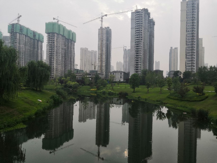 智慧城足球场夜场图片,智慧城足球场一圈多少米