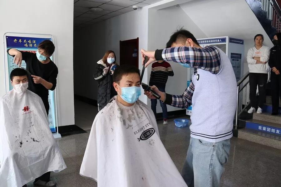 助力抗疫一线民警,党员劳模服务队勇担抗疫粮草官