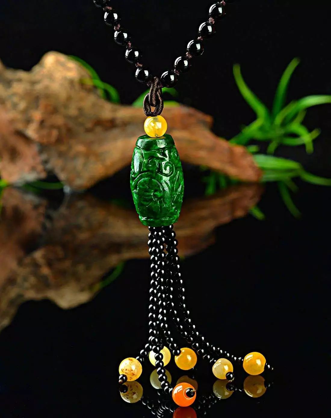 佩戴翡翠有什么气质,翡翠路路通戴在身上的效果