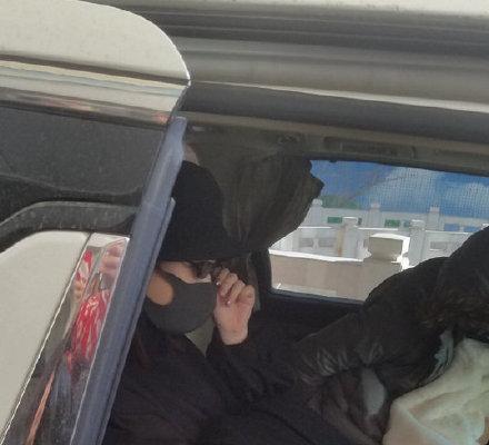 赵丽颖顺利产子是顺产吗,赵丽颖产子出院着装