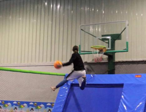 蹦床主题游乐场360度旋转闯关,各种花式蹦床合集