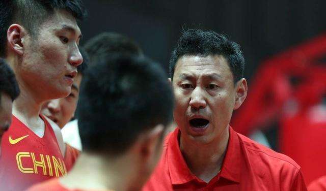 中国男篮五星级酒店巧遇国足，网友的调侃令人捧腹，有一句最阴损