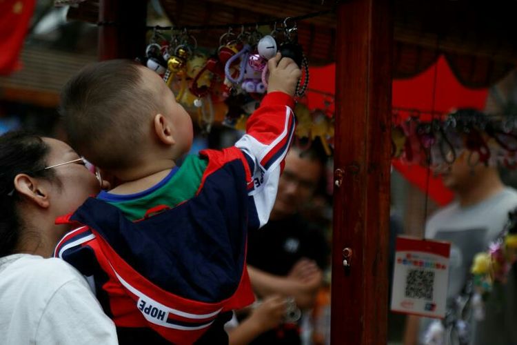 庆国庆出门扫街拍照，专门拍摄娃娃照片，展示洛阳休闲生活