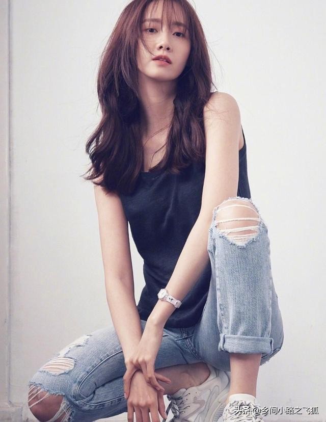 林允儿短发造型更显清新气质,林允儿短发西装铁锁耳环走路带风