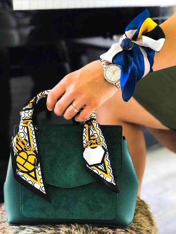 丝巾春天的系法大全慢动作,春天戴丝巾旅行穿搭