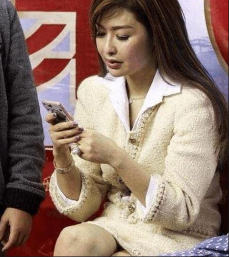 易建联妻子荆灵照片图文,易建联妻子荆灵是哪国国籍呀