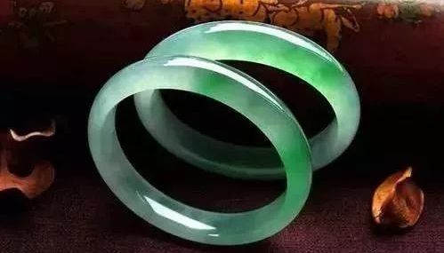 想买个玉镯子应该怎么选,怎么样挑几千玉手镯