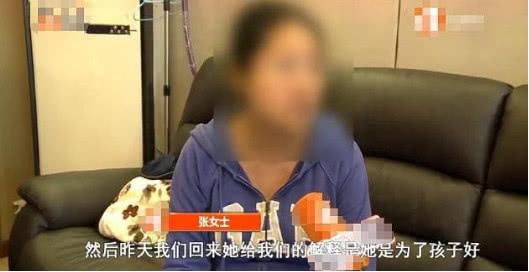 宝宝被育儿嫂倒立甩,妈妈监控看到宝宝翻身差点窒息