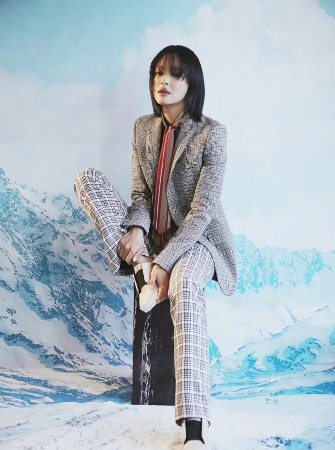 穿“男友裤”耍帅的辛芷蕾,却被“烟斗鞋”抢走风光,太酷了!