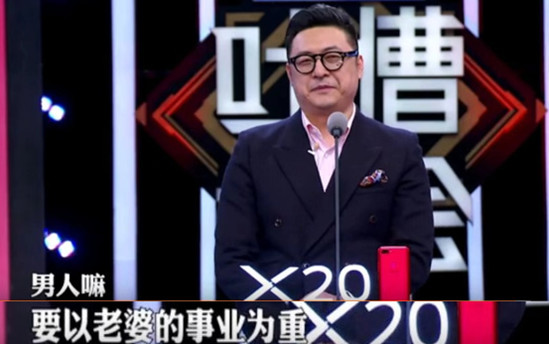 45岁就满头白发，李湘晒圣诞合照王岳伦满脸胡渣，白发多得认不出