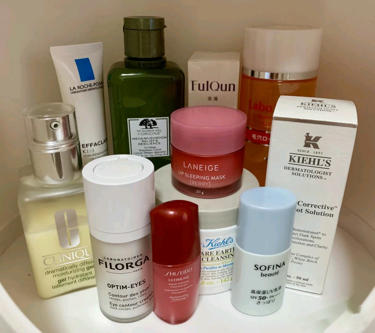 雅诗兰黛跟资生堂哪个好用,雅诗兰黛和资生堂哪个性价比高