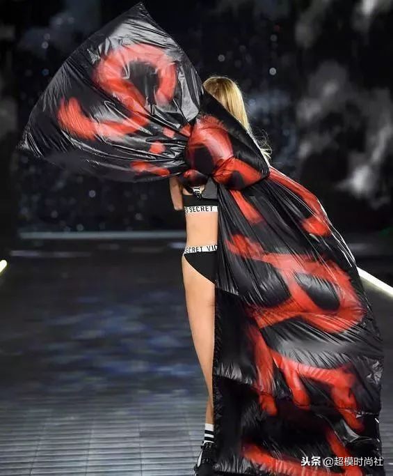 维密一言难尽的服装,维密英伦时装秀