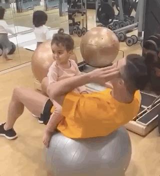 c罗带孩子们训练,c罗卷腹训练