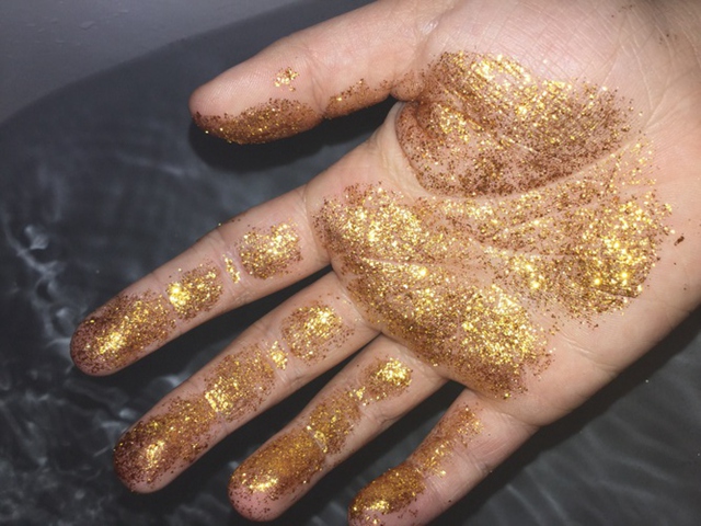 美缝剂搞到手上了最好用什么洗,美缝剂沾到手上怎么洗