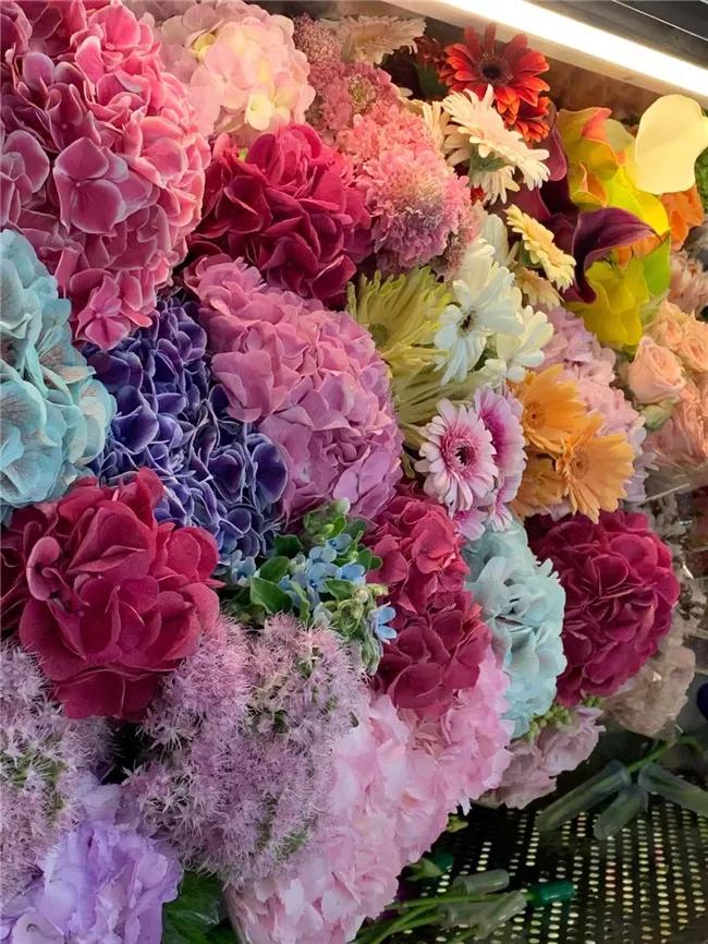 这家不足50㎡的花店，年营业额竟达300多万，被称“花痴”的他是怎么做到的？