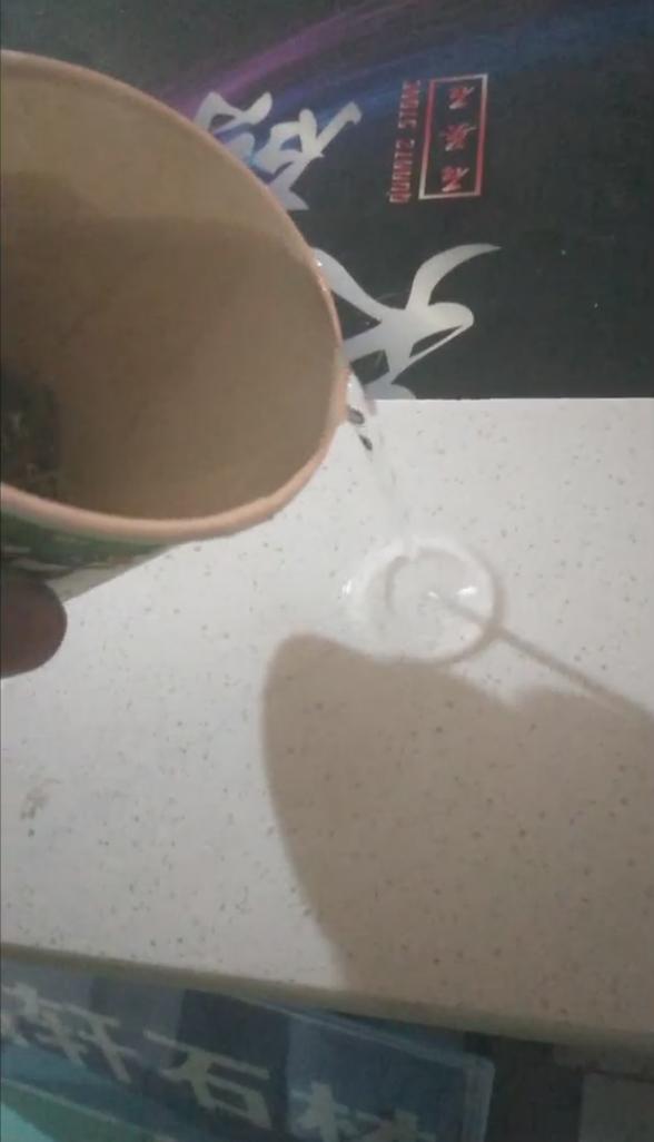 怎样鉴别石英石台面的真假,石英石的台面如何辨别真假