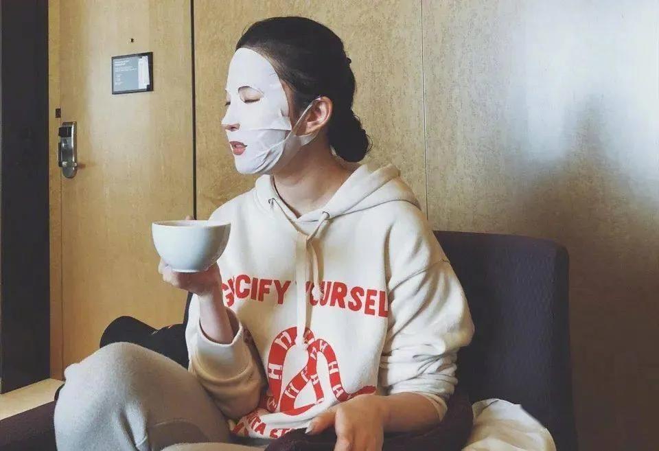 女明星都在敷面膜,出门敷面膜