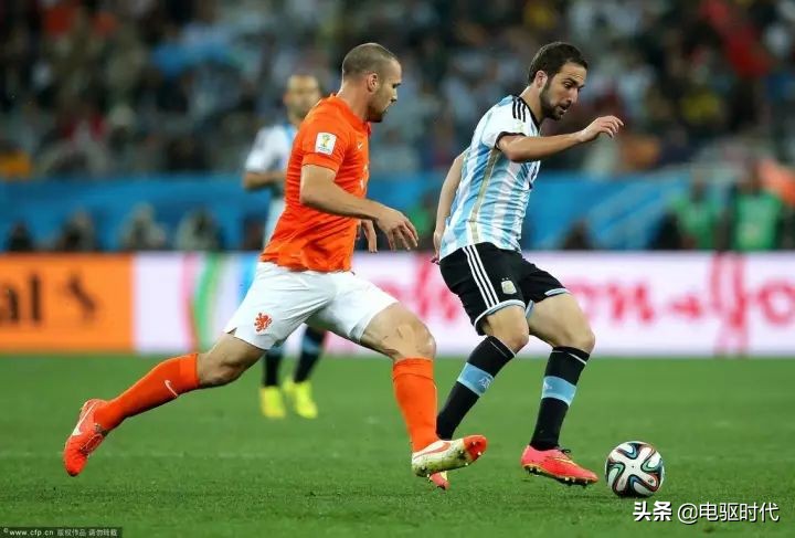 足球脚背正面接球的动作要领,足球前锋射门飞球教学