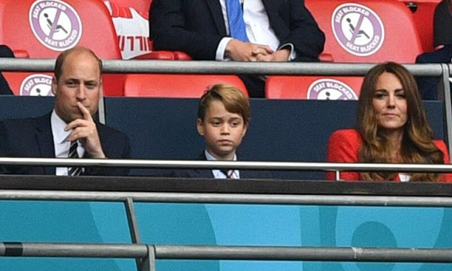 乔治王子与威廉看球赛,威廉王子和乔治王子看球赛