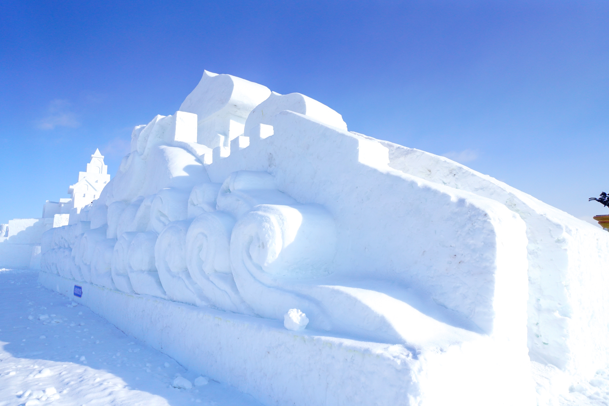 美也声声马鸣，冰雪晶莹！壮哉辽阔草原，新岁康安