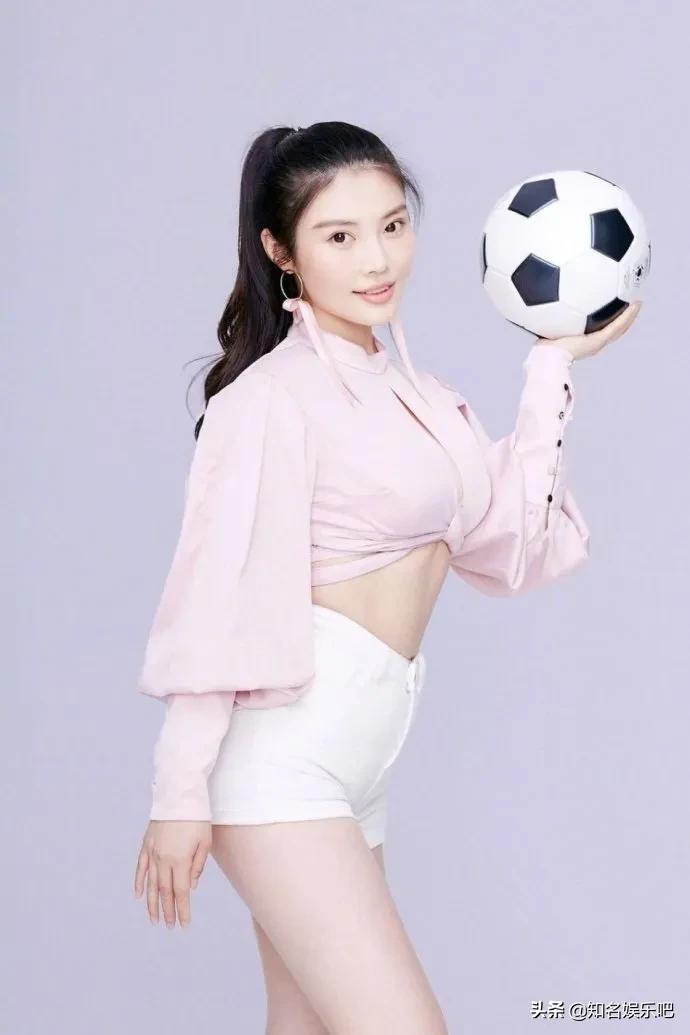 徐冬冬最新写真依旧性感抱足球秀长腿撩人满分