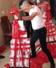 今天过来按脚,恰巧碰见了前女友,我该怎么化解尴尬呢?哈哈哈