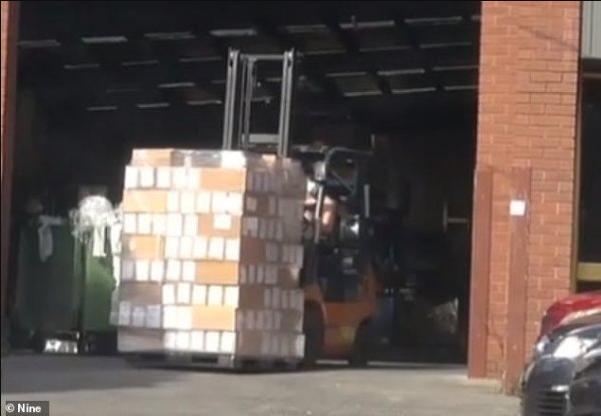 澳媒：急缺医疗物资，医护被迫在Bunnings自购防护用具！