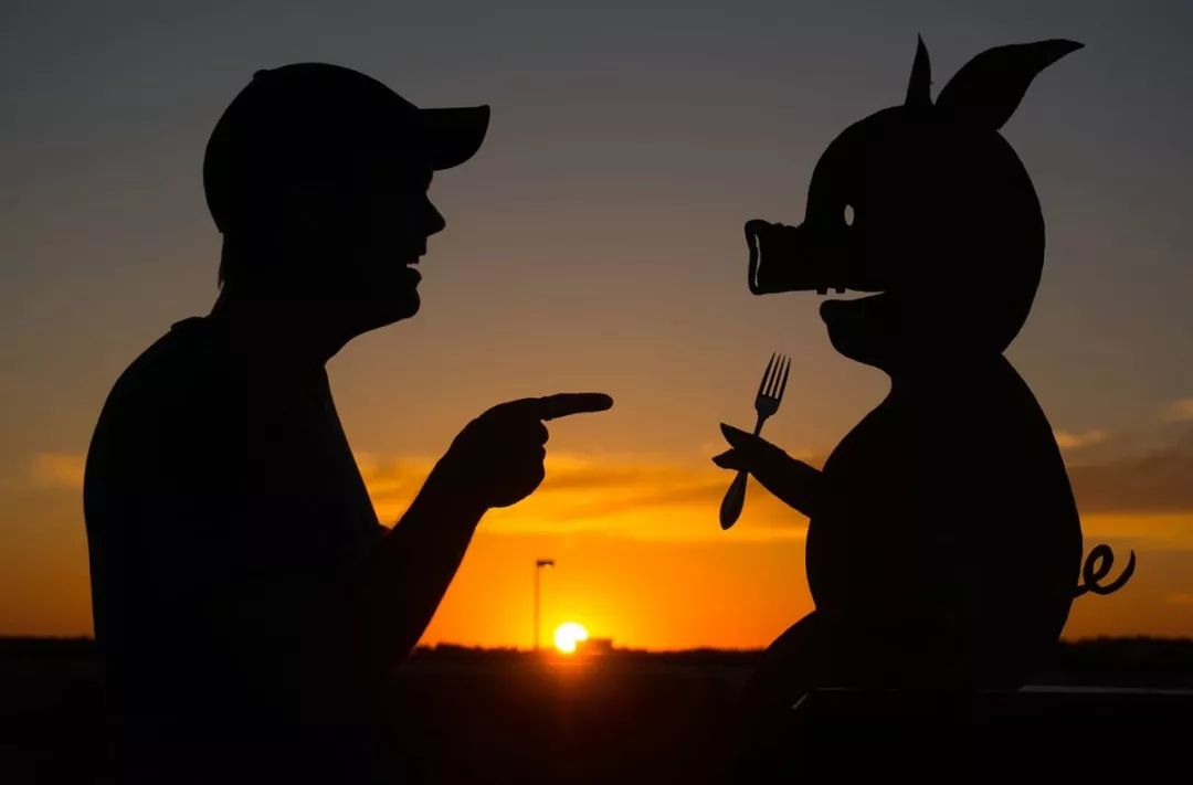 这个男人拍的漫画剪影，小孩看笑了，大人却哭了......