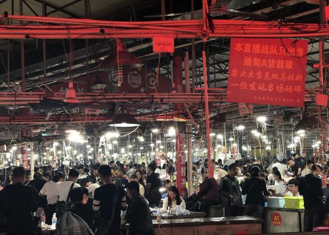 门店销量减半,价格腰斩,网络直播火爆月销5亿元,这种玉石冰火两重天的背后是...