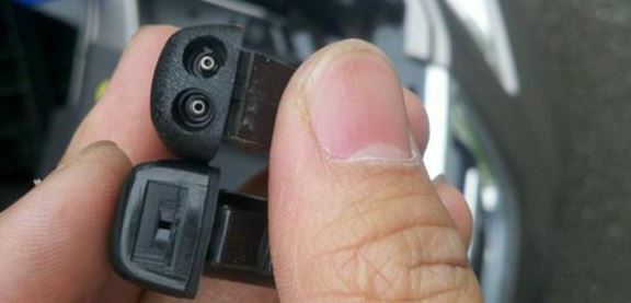 红旗新款hs5怎么加玻璃水,红旗hs5玻璃水箱多少升