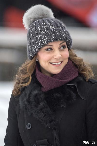 冬季围巾怎么搭配才保暖又时髦,凯特王妃系红色波点围巾