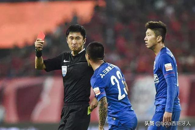 面对误判不要慌,足球场上的裁判误解球员