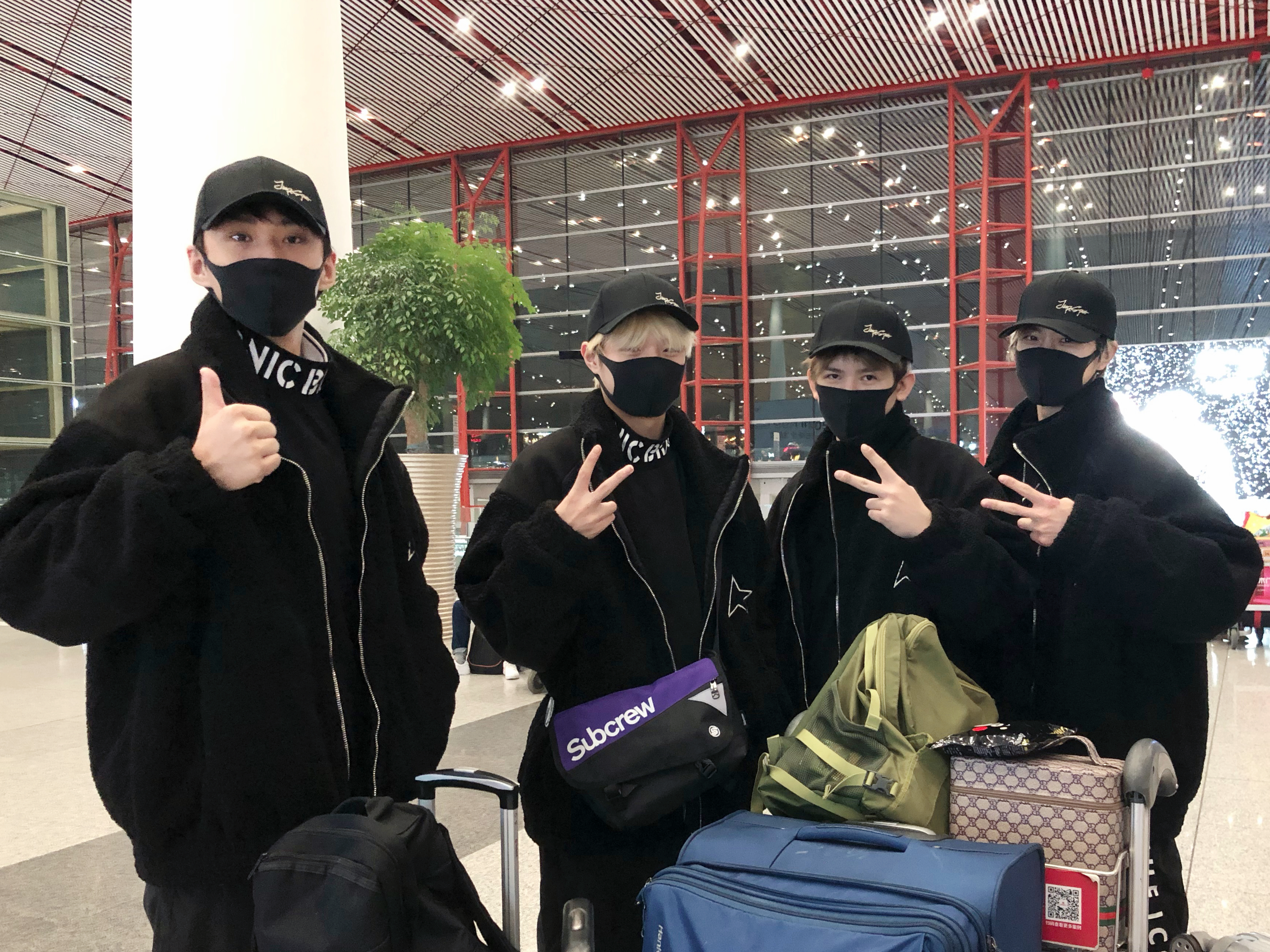 黑色系男团MK-1，携潮牌emoji开启赴韩之旅