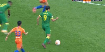 国安踢鲁能出现的争议判罚,鲁能vs国安裁判护送