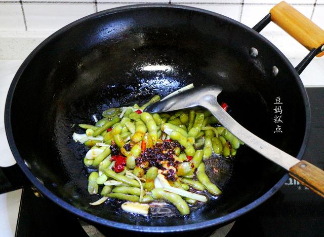 天热最爱，买1斤毛豆，加2勺盐简单一煮，一盘子也不够吃