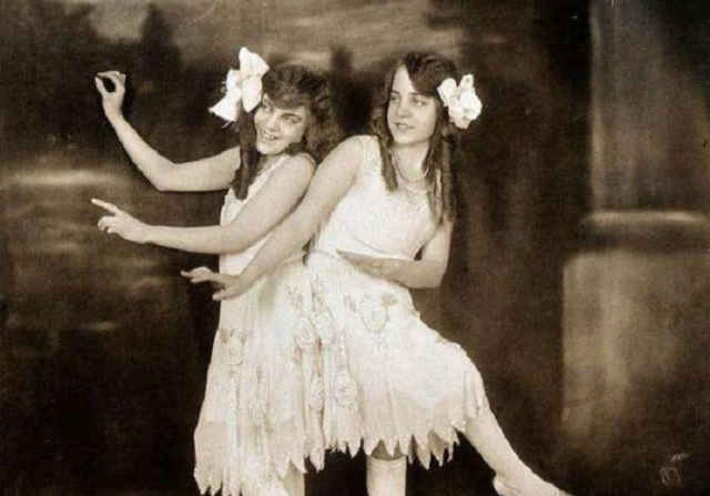 姐妹花一岁被生母抛弃,连体姐妹被抛弃意外发现暴富之路