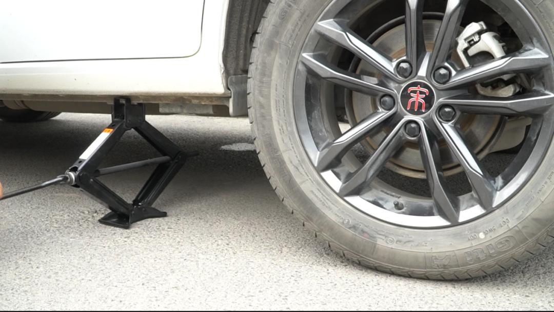 邯郸英迪比亚迪迪车微讲堂开课了：不会换备胎？手把手教你！