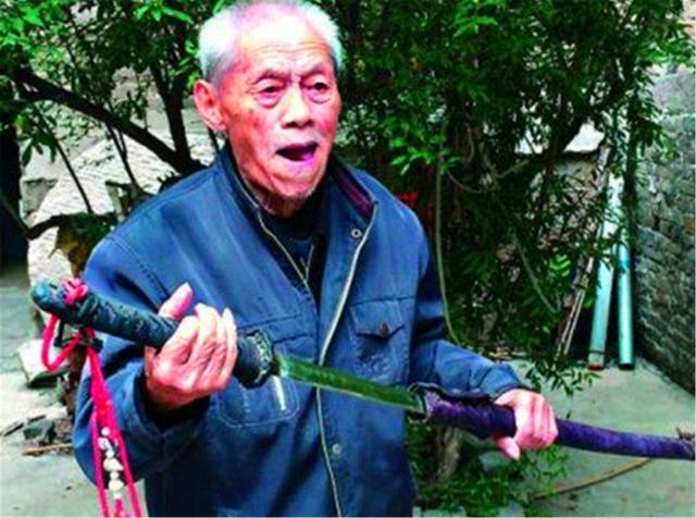 抗战时期缴获日本兵的照片,抗战老兵缴获日本军刀