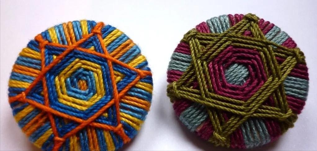 一个圆周边加一点装饰,用彩线做简单的小装饰