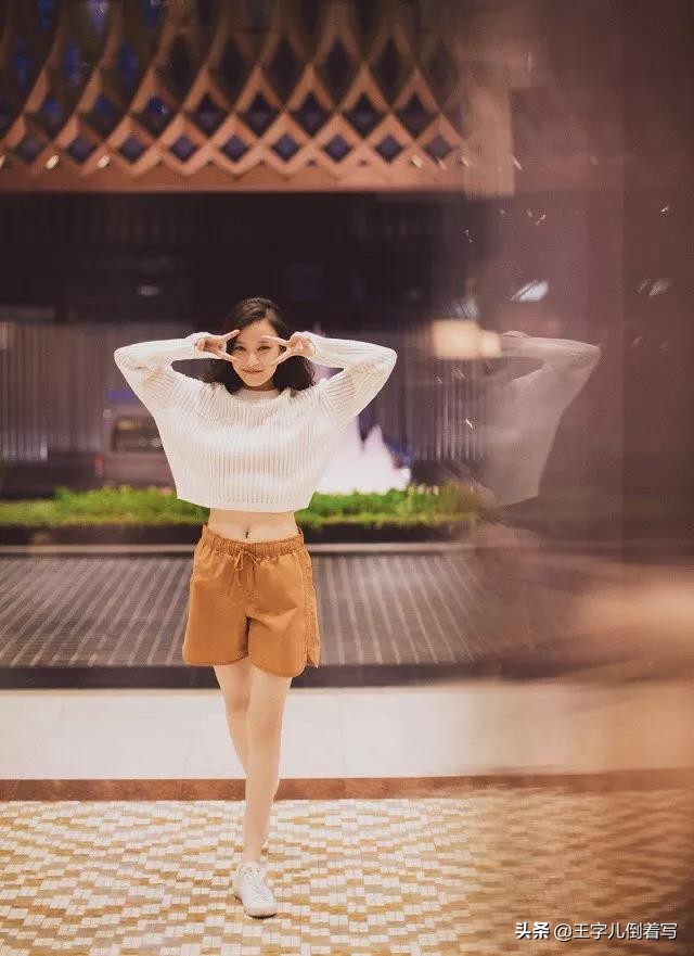 女生怎么摆pose怎么拍照好看,小女孩拍照如何摆pose戴帽子