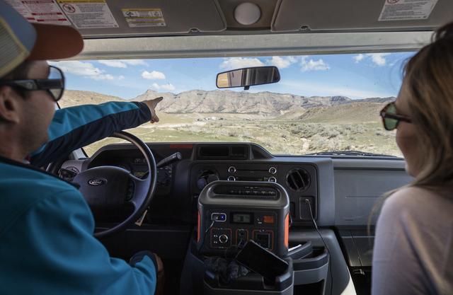 电小二户外电源2000瓦有多少度电,电小二户外移动电源搭电