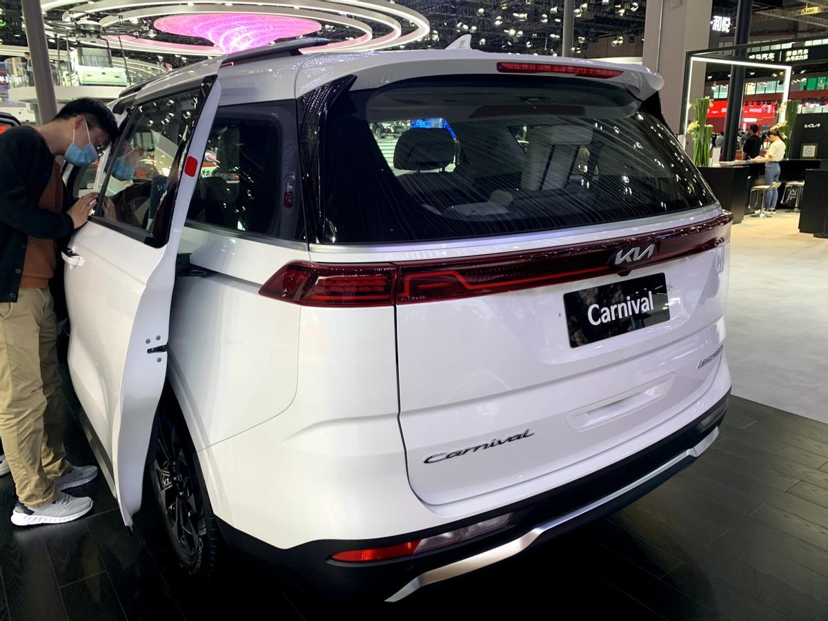 对标别克gl8的商务车,别克gl8公务舱跟起亚嘉华比怎么样