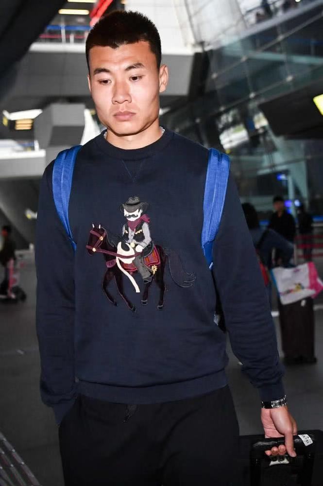 中国男足出征韩国球衣,中国男足参加世界杯预选赛的队服