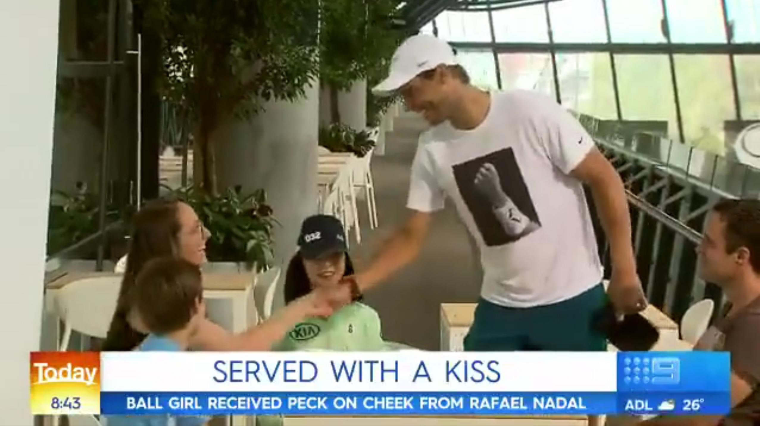 纳达尔亲吻球童视频,纳达尔暖心亲吻女球童引全场掌声