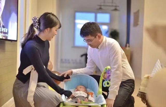 “这是要继承王位？”家长给宝宝办百日宴，网友：贫穷限制了想象