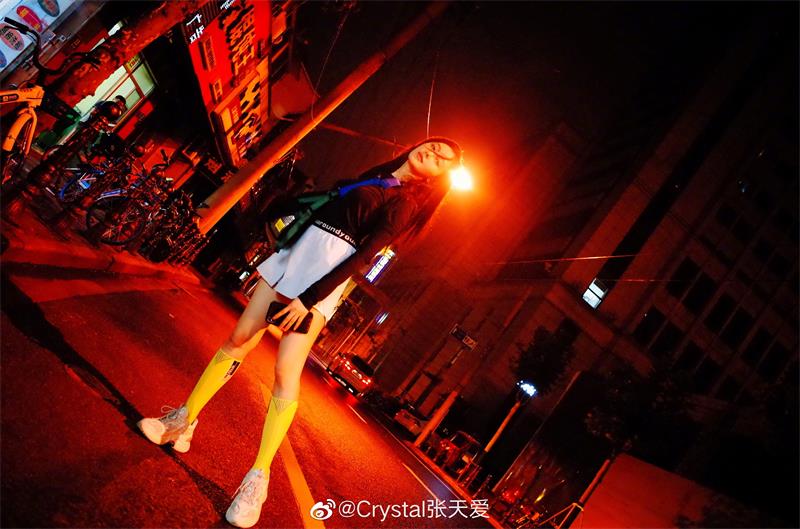 张天爱黄绿条纹袜子,张天爱分享足球袜穿搭秘籍