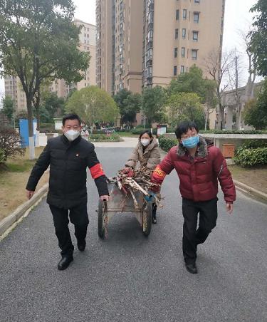 湖北武穴君合中央城临时*党**支书蔡青萍:卡口铁包公居民守护神