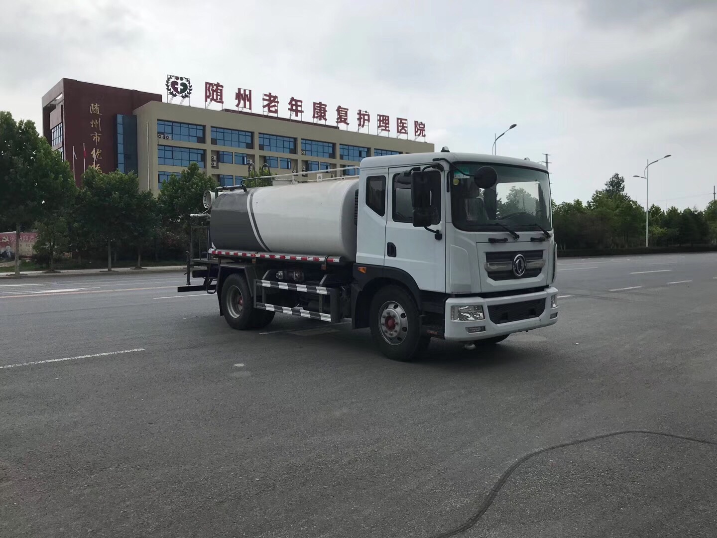 环卫专用洒水车东风,东风国六5吨洒水车报价