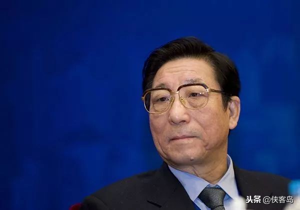 「岛读」省长打喷嚏绷断皮带,总理大笑:报应!