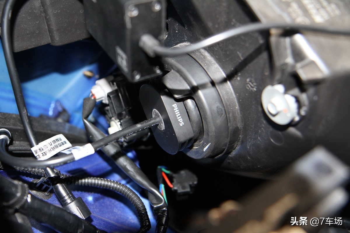 车灯如何选择灯泡,车灯改为led灯好还是卤素灯泡好